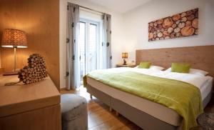 a bedroom with a bed and a desk with a lamp at Ferienwohnungen Kiesenberg in Thanstein