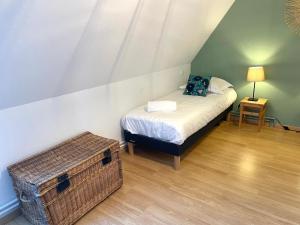 コルマールにあるGîte "Schongauer" hypercentre Colmarのベッドとテーブル付きの小さな部屋