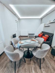 a living room with a table and chairs and a couch at Cozy Home in Klitoria