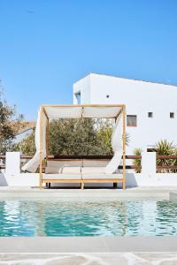 un gazebo a bordo piscina presso un resort di Finca las Calmas boutique hotel & retreats a Moraleda de Zafayona
