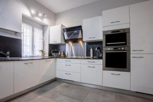 Kuchyňa alebo kuchynka v ubytovaní Maison de village Carcès