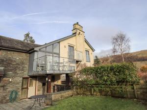 an external view of a house with a balcony at Haystacks in Troutbeck