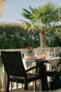 een tafel met borden en wijnglazen bij Landhotel Bohrerhof in Feldkirch