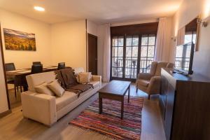 sala de estar con sofá y mesa en La Solana Apartaments & Spa, en Encamp