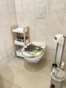 a bathroom with a toilet with a plant on it at Ferienwohnung Beyer Friedrichroda in Friedrichroda