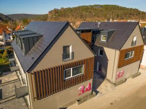 una vista aérea de una casa con paneles solares. en GUESTHOUSE FELSENLAND, en Dahn