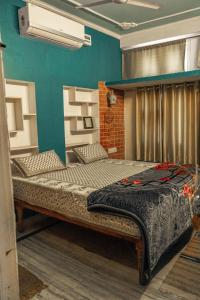 ein Schlafzimmer mit einem großen Bett in einem Zimmer in der Unterkunft Pachamama Hostel in Jaipur