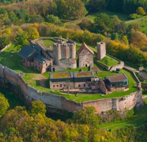 ein altes Schloss auf einem Hügel in der Unterkunft Un petit nid douillet ensolleillé à Bouxwiller centre in Bouxwiller