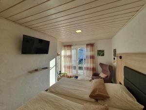 a bedroom with a bed and a flat screen tv at Bleibe in der Brandgasse in Alken