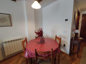 A seating area at Inmocyma Mirador de Cerler -Puro Pirineo