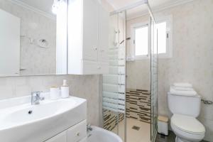 A bathroom at ✩direct beach location ✩ familyfriendly ✩ Netflix