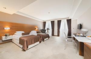 Pokój hotelowy z 2 łóżkami i umywalką w obiekcie Hotel Aurel w mieście Podgorica