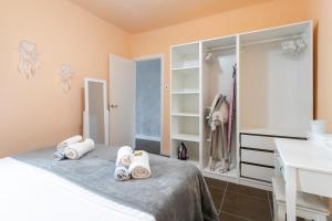 A bed or beds in a room at ✩direct beach location ✩ familyfriendly ✩ Netflix