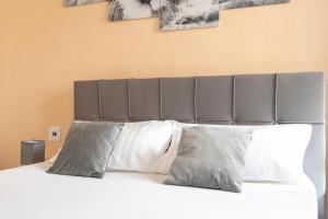 A bed or beds in a room at ✩direct beach location ✩ familyfriendly ✩ Netflix