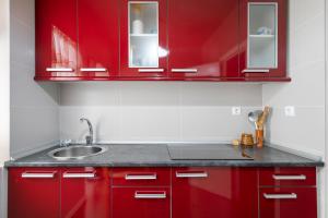 A kitchen or kitchenette at ✩direct beach location ✩ familyfriendly ✩ Netflix