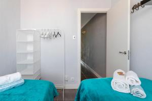 A bed or beds in a room at ✩direct beach location ✩ familyfriendly ✩ Netflix Még 18 kép