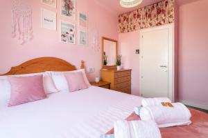 A bed or beds in a room at ✩direct beach location ✩ familyfriendly ✩ Netflix