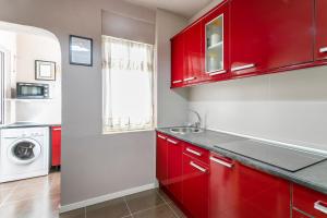 A kitchen or kitchenette at ✩direct beach location ✩ familyfriendly ✩ Netflix