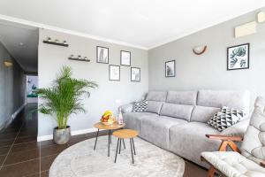 A seating area at ✩direct beach location ✩ familyfriendly ✩ Netflix
