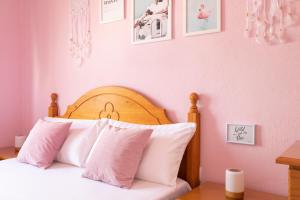 A bed or beds in a room at ✩direct beach location ✩ familyfriendly ✩ Netflix