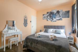 A bed or beds in a room at ✩direct beach location ✩ familyfriendly ✩ Netflix