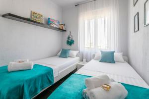 A bed or beds in a room at ✩direct beach location ✩ familyfriendly ✩ Netflix