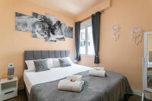 A bed or beds in a room at ✩direct beach location ✩ familyfriendly ✩ Netflix