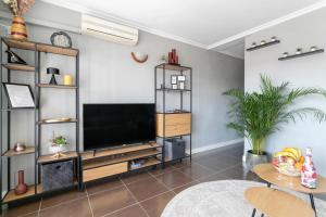 A television and/or entertainment centre at ✩direct beach location ✩ familyfriendly ✩ Netflix