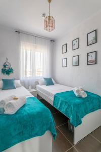 A bed or beds in a room at ✩direct beach location ✩ familyfriendly ✩ Netflix