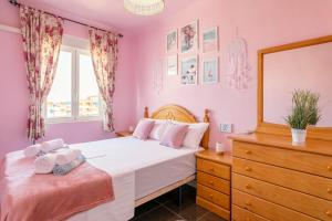 A bed or beds in a room at ✩direct beach location ✩ familyfriendly ✩ Netflix