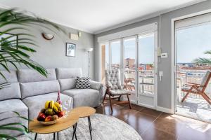 A seating area at ✩direct beach location ✩ familyfriendly ✩ Netflix