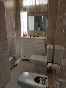 y baño con aseo blanco y lavamanos. en Holiday wanda, en Fuengirola
