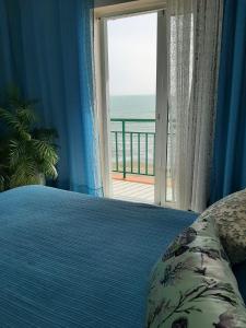 1 dormitorio con cama y vistas al océano en Holiday wanda, en Fuengirola