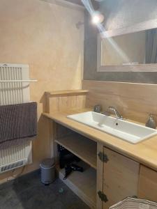 bagno con lavandino e specchio di Domaine Saint Claude - Gîte , Chambres d'hôtes & hébergement insolite a Malleval