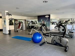 une salle de sport avec des équipements d'exercice et un homme en arrière-plan dans l'établissement Lovely 2-Bed Apartment in Side - Ilica, à Sidé