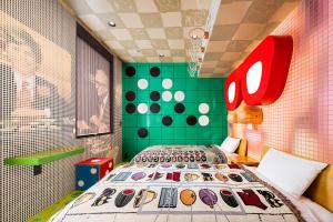 1 dormitorio con cama y pared verde en BnA WALL en Tokio