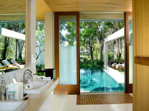 Bazén v ubytování The Bale Nusa Dua by LifestyleRetreats nebo v jeho okolí