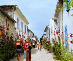 Un gruppo di persone che camminano per strada con dei fiori di studio coconning proche de Fouras a Saint-Laurent-de-la-Prée