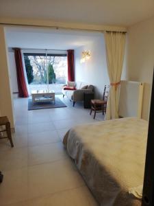 Zdjęcie z galerii obiektu Appartement 40m2 avec terrasse et vue superbe w mieście Theys