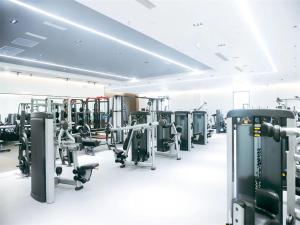 a gym with rows of treadmills and machines at 潍坊富华大酒店a座 in Weifang