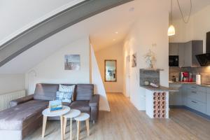 una sala de estar con un sofá y una mesa en Hafenblick, en Husum