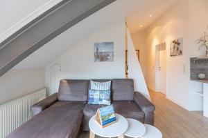 una sala de estar con un sofá y una mesa en Hafenblick, en Husum