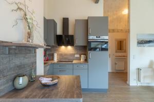 Una cocina con gabinetes azules y un refrigerador blanco. en Hafenblick, en Husum