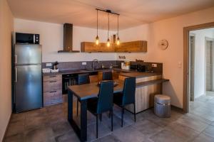 Kuchnia lub aneks kuchenny w obiekcie BEL'ORIZONTE B , proche centre ville et plage