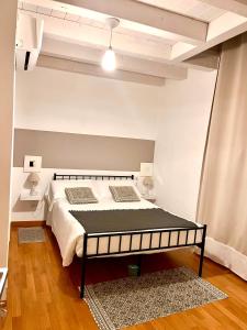 マントヴァにあるResidenza Serenaのベッドルーム1室(大型ベッド1台付)