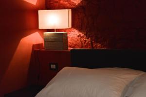 サンレモにあるパライス ラ ナッセのベッドルーム(ランプ付)