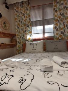sypialnia z łóżkiem z czarno-białym kocem w obiekcie Nelly Guesthouse w Stambule