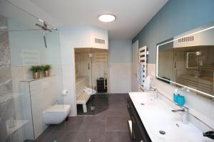 Koupelna v ubytování Villa Am Meer Glowe Apartment OG + 25 fotografií