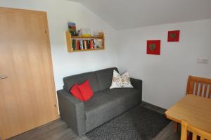 salon z szarą kanapą z 2 poduszkami w obiekcie Haus Schreilechner w mieście Mariapfarr +2 zdjęcia