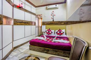 Tempat tidur dalam kamar di Terminus Hotel Bandra